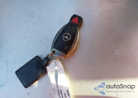 2011 Mercedes-Benz C 300 Luxury z USA, uszkodzony, nr VIN WDDGF5EB5BA522825